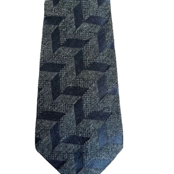 ARMANI Collezioni gray/darker gray pattern tie, 61% viscose, 39% silk. - Picture 5 of 5